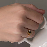 Anillo vintage con zafiro azul y diamantes en oro amarillo de 14K