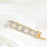 Brazalete rígido con perlas y diamantes en oro amarillo de 18k y platino.