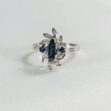 Anillo Art Nouveau en forma de flor con zafiros y diamantes en oro blanco de 18K