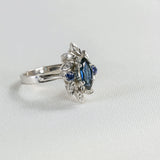 Bague Art Nouveau en forme de fleur avec saphirs et diamants en or blanc 18K