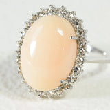Anillo de coral piel de ángel con un halo de diamantes.