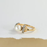 Bague ancienne en perles avec des diamants.