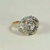 Anillo de diamantes modernista en oro amarillo y blanco de 14k con un diamante central cortado en rosa holandés rodeado de 42 diamantes más pequeños.