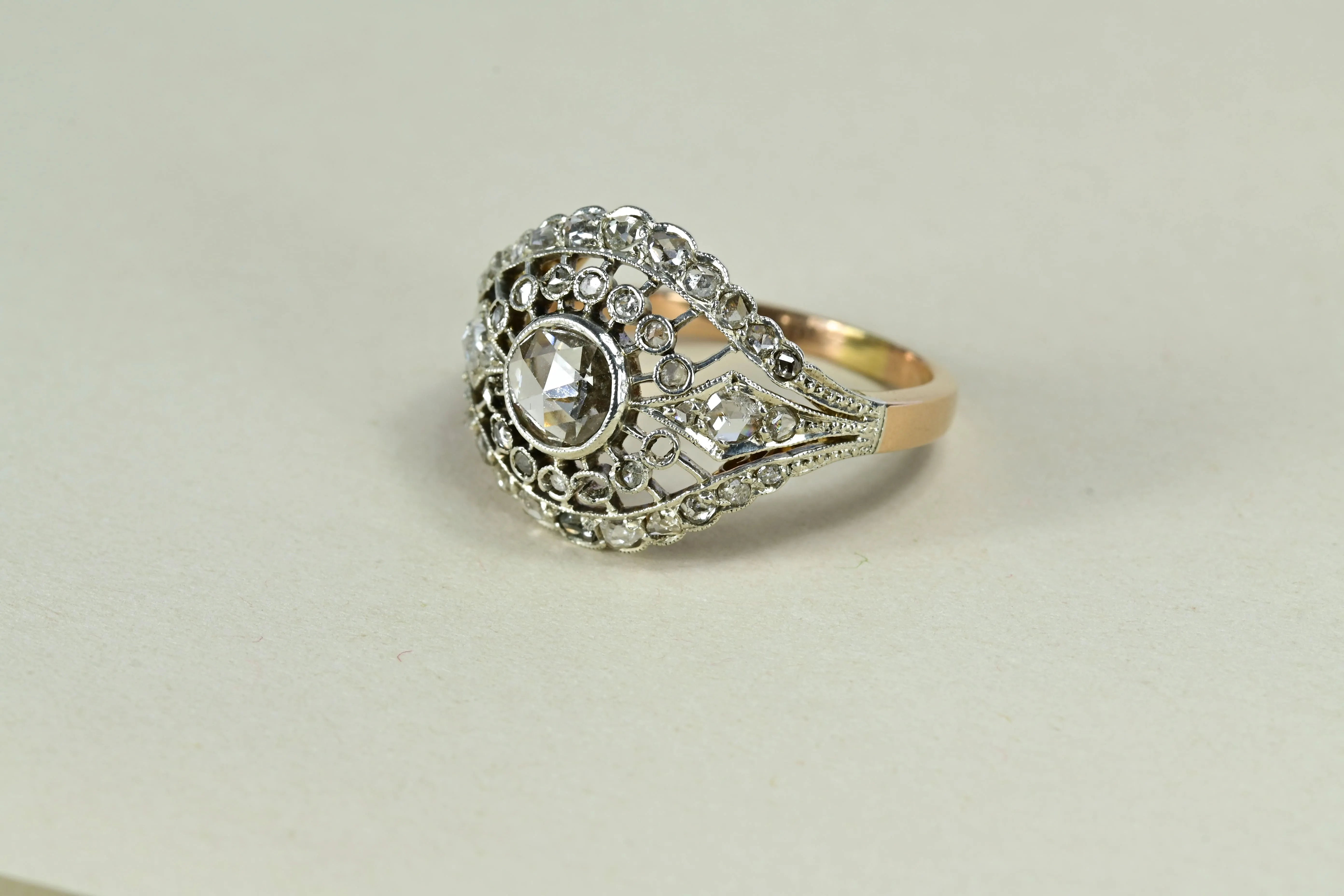 Bague de diamant moderniste en or jaune et blanc 14k avec un diamant central en rose néerlandais entouré de 42 diamants plus petits.