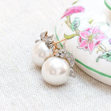 Pendientes de perlas Mabe y diamantes en oro blanco de 18k y platino con 12 diamantes.