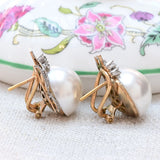 Boucles d'oreilles perles Mabe et diamants en or blanc 18k et platine avec 12 diamants.
