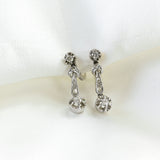 Boucles d'oreilles anciennes en diamants avec trois éléments en forme de bouche illusion et pendule.