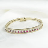 Brazalete de malla con rubíes de mediados de siglo en oro blanco de 14k con 11 rubíes engastados en grifas con un total de 0,70 quilates.