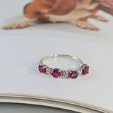 Anillo de rubíes y diamantes en oro blanco de 18k con 4 rubíes y 5 diamantes.