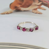 Bague en or blanc 18k avec rubis et diamants, 4 rubis et 5 diamants.