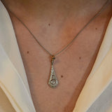 Art Deco ogrlica z osrednjim diamantom in nežnim motivom, izdelana iz 18K rumenega in belega zlata. Vključuje 3 diamante z rožnatim rezom za brezčasno eleganco.
