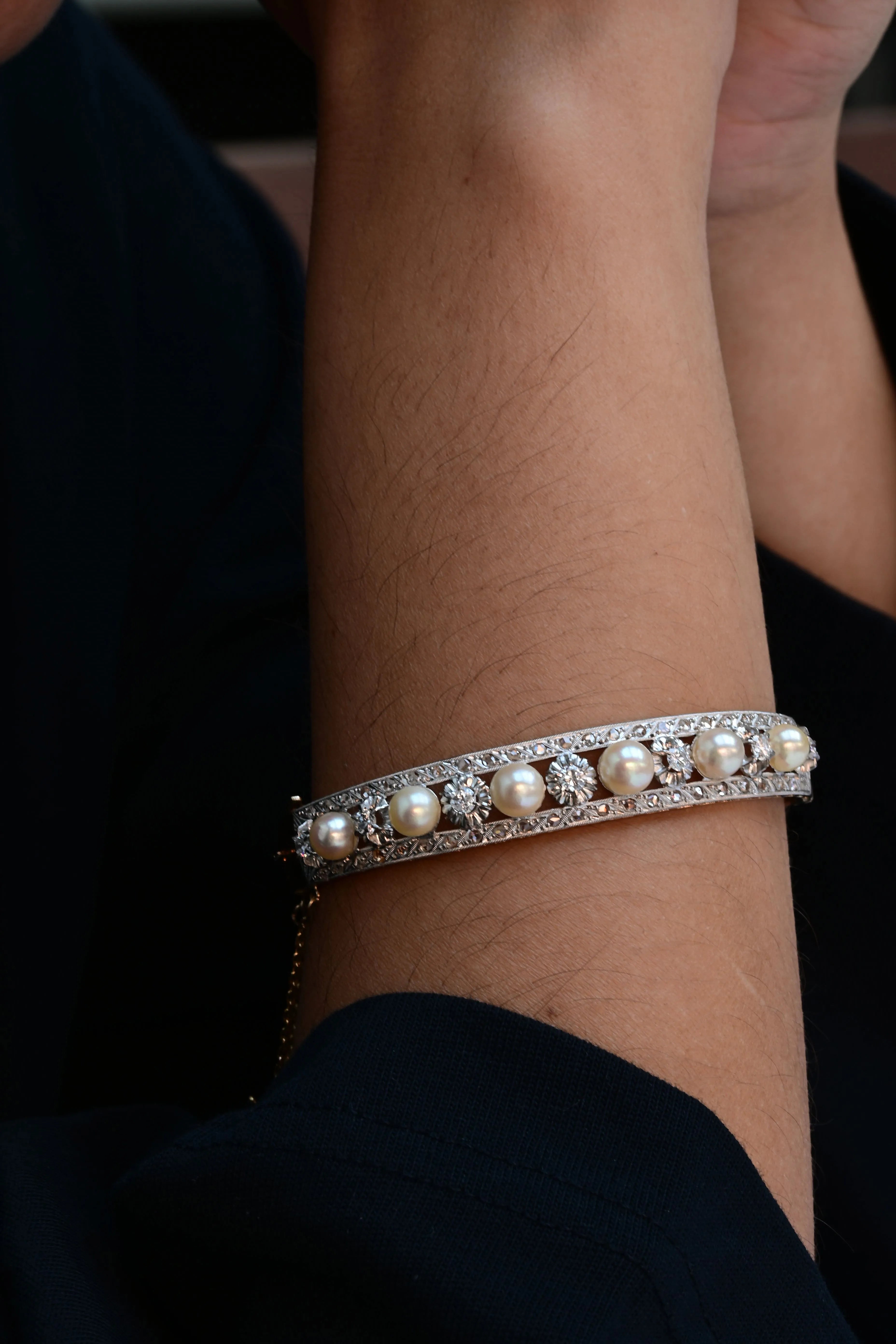 Rigid bracelet with pearls and diamonds in 18k yellow gold and platinum.