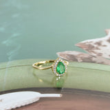 Bague émeraude et diamant avec émeraude en forme de poire et 17 diamants en or jaune 14K.