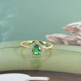 Anillo de esmeralda y diamantes con esmeralda en corte pera y 17 diamantes en oro amarillo de 14K.