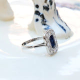 Vintage-Ring mit einem zentralen oktogonalen Saphir und 12 Brillanten in 18k Weißgold.