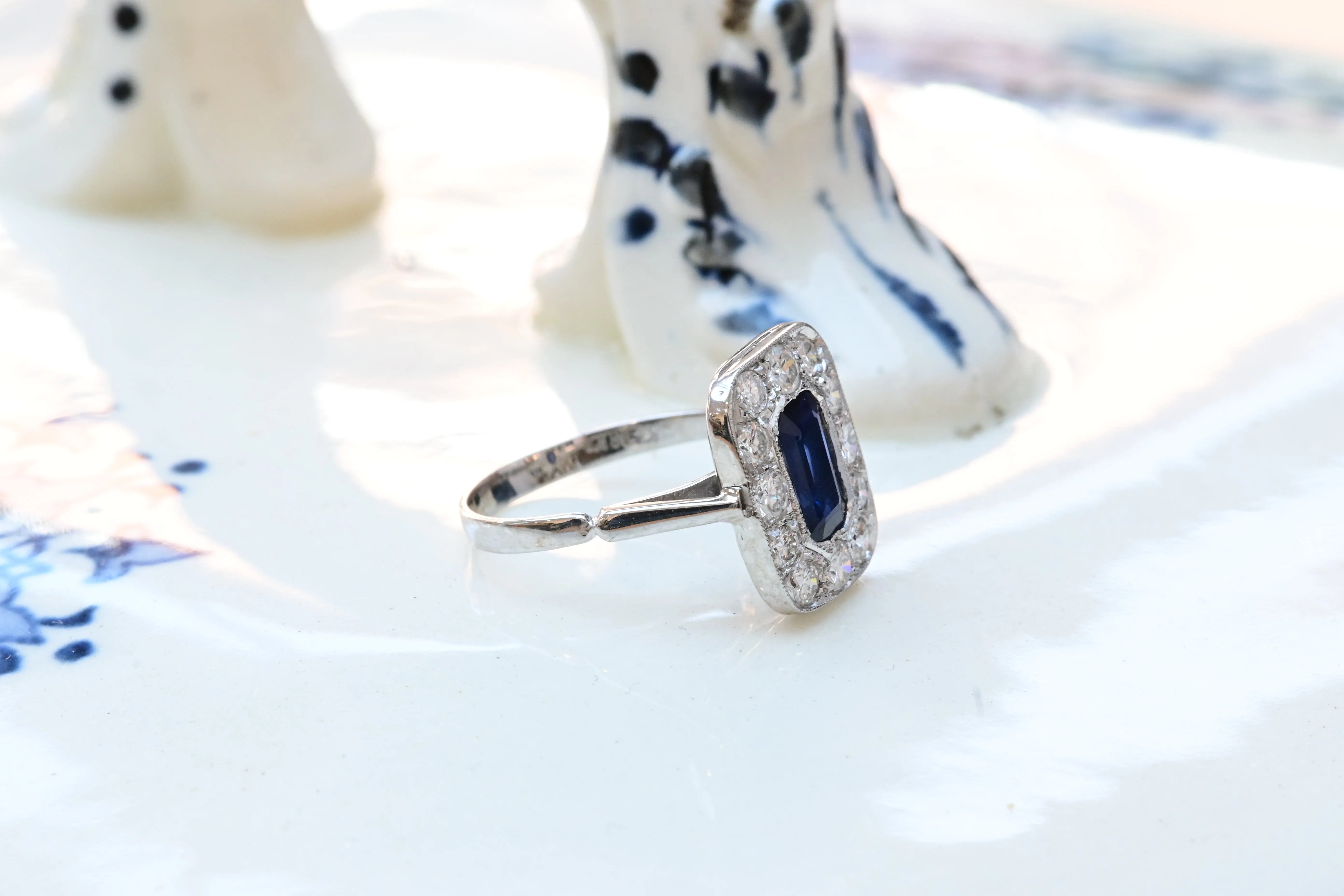 Vintage-Ring mit einem zentralen oktogonalen Saphir und 12 Brillanten in 18k Weißgold.