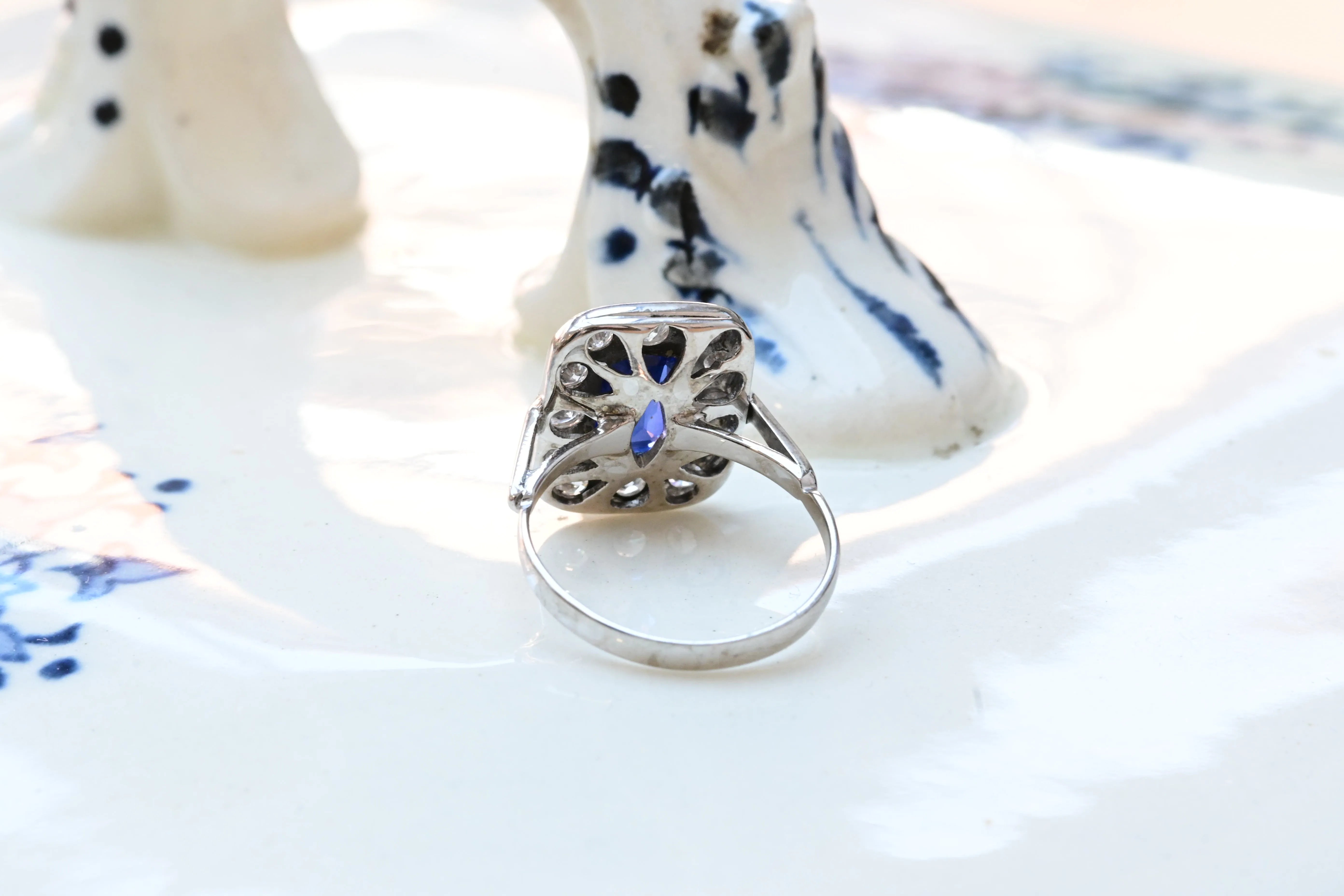 Vintage ring, made of white gold, with a central octagonal sapphire and 12 brilliant cut diamonds.
