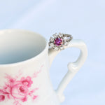 Vintage prstan v obliki cveta z osrednjim rubinom in osmimi naravnimi diamanti v beli zlatini 14K.
