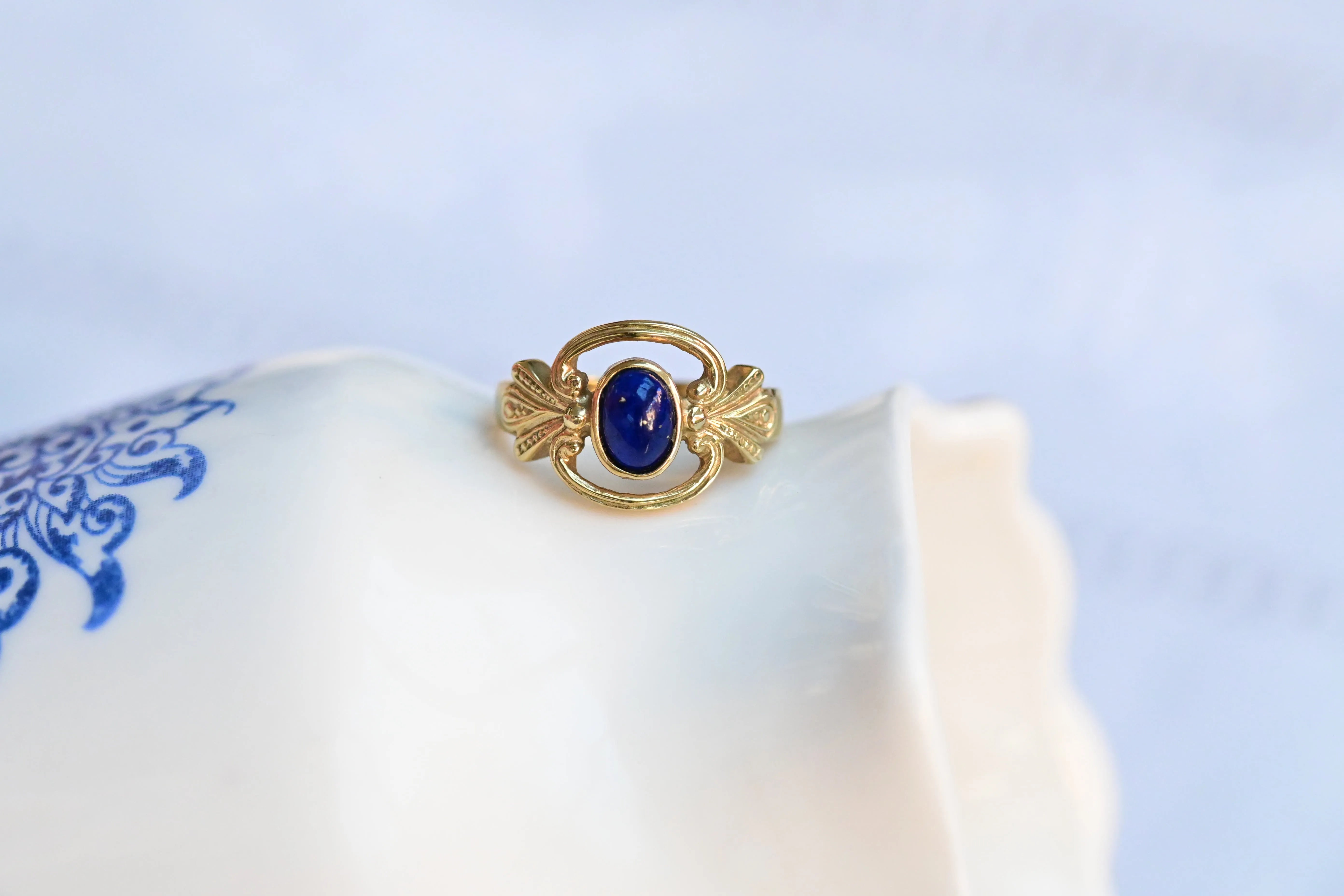 Ring mit Lapislazuli und Goldverzierungen