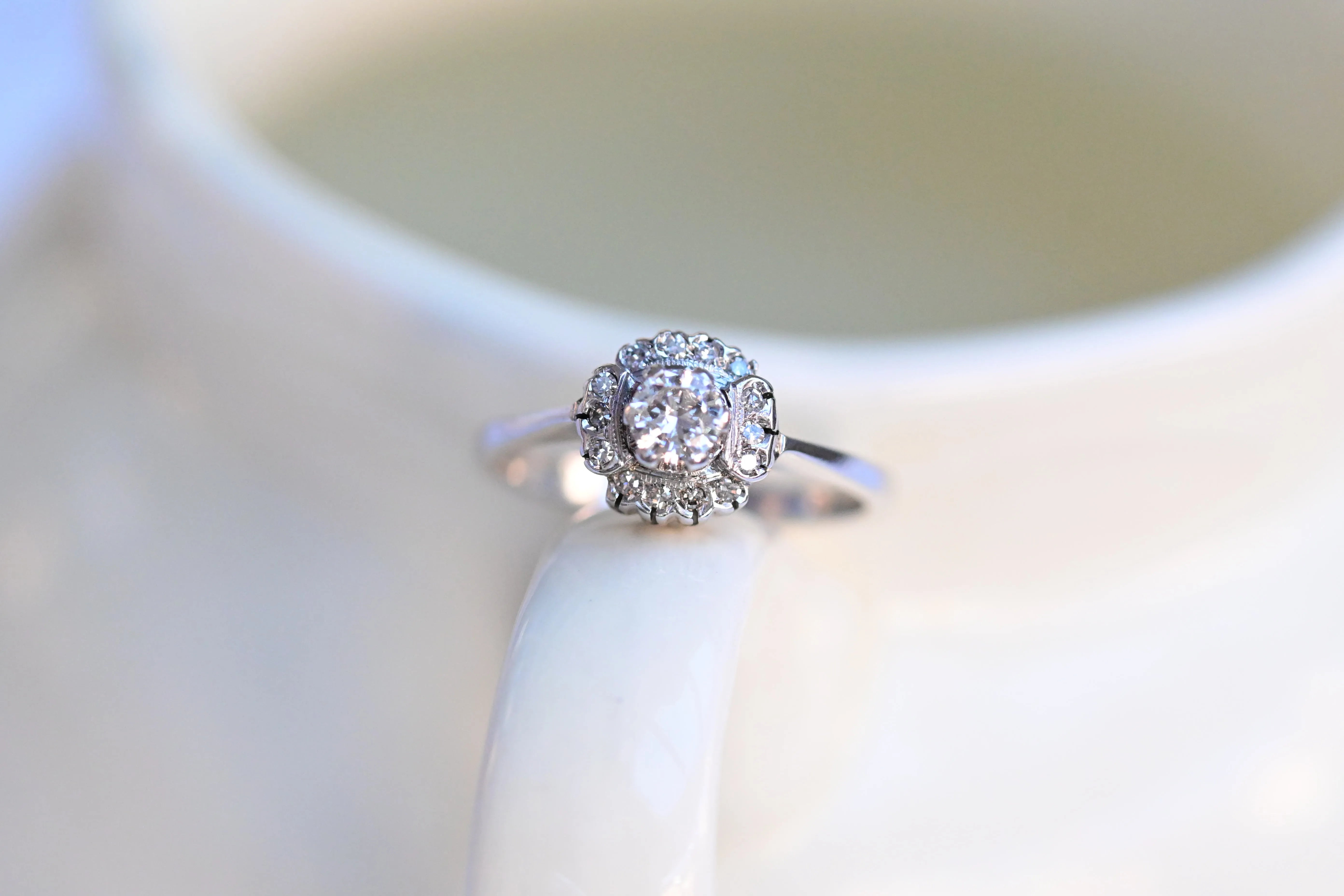 Verlobungsring mit rundem Diamanten in 18K Weißgold und 14 umliegenden Diamanten.