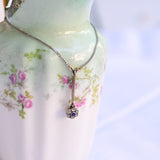 Art deco necklace composed by one round cut sapphire and surrounded by 6 diamonds. 