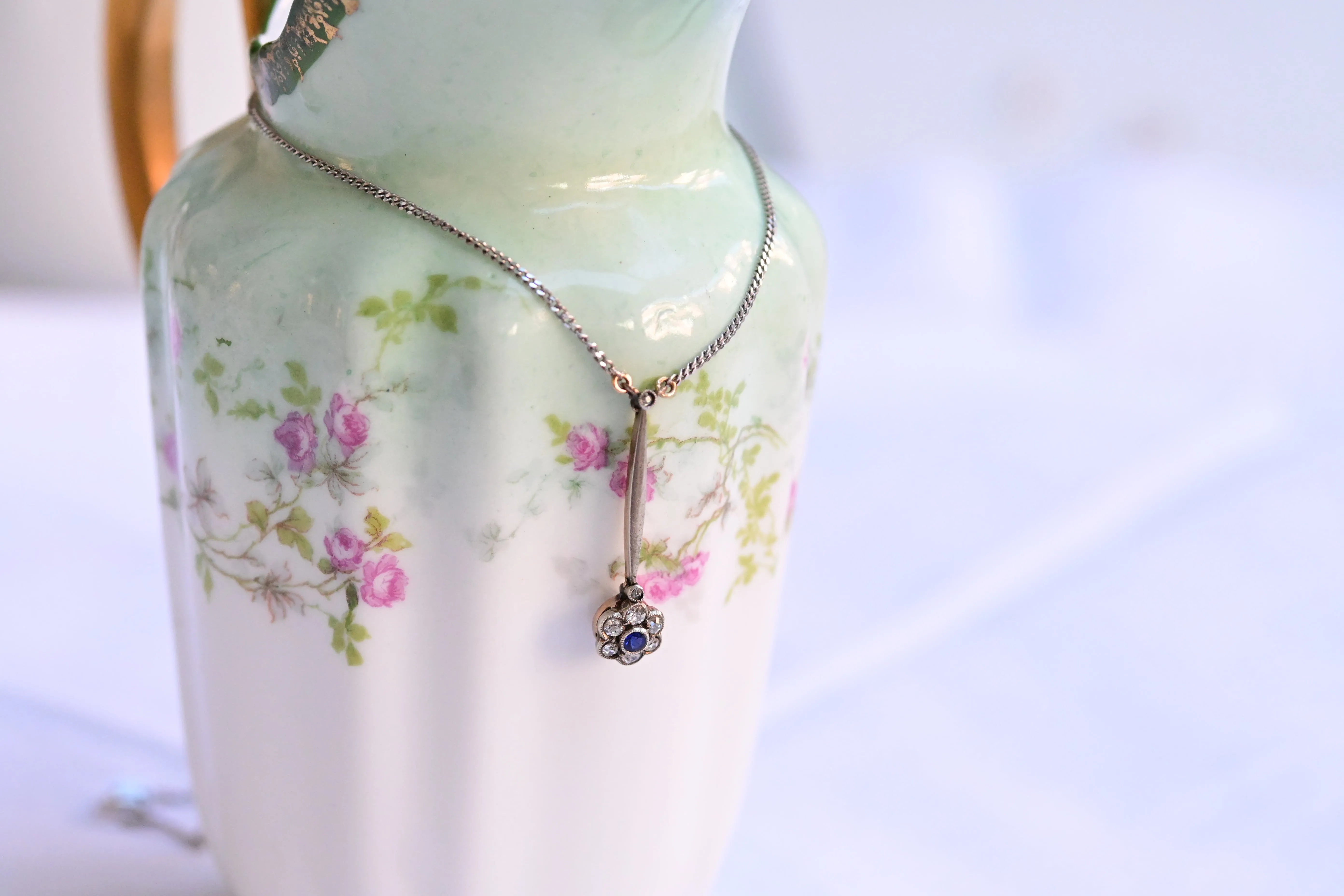 Art deco necklace composed by one round cut sapphire and surrounded by 6 diamonds. 