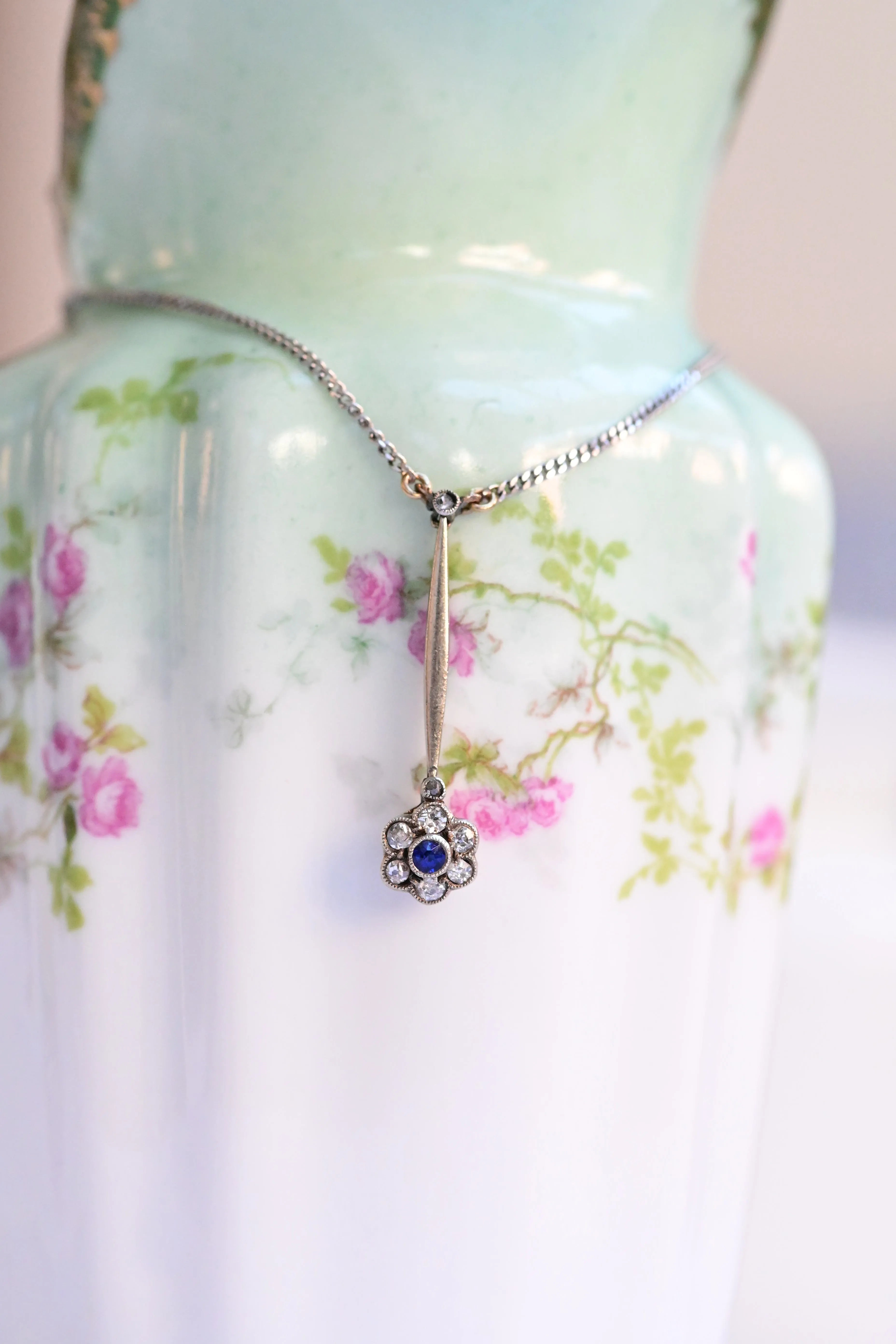 Collier Art Déco composé d'un saphir taillé en rond et entouré de 6 diamants