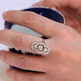 Art Deco Ring mit 3 zentralen Diamanten und 22 Diamanten
