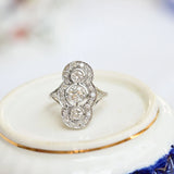 Art Deco Ring mit 3 zentralen Diamanten und 22 Diamanten