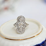 Art Deco Ring mit 3 zentralen Diamanten und 22 Diamanten