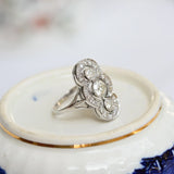 Art Deco Ring mit 3 zentralen Diamanten und 22 Diamanten