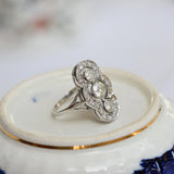 Art Deco Ring mit 3 zentralen Diamanten und 22 Diamanten
