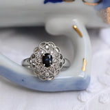 Anillo vintage de platino con zafiro oval y diamantes.