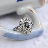 Vintage-Platinring mit ovalem Saphir und Diamanten.