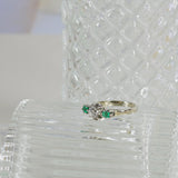 Verlobungsring mit Diamant und 2 natürlichen Smaragden.