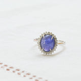 Anillo de compromiso vintage con una tanzanita central de 3.70 ct y 26 diamantes brillantes en un engaste de oro blanco de 18K.