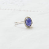 Bague de fiançailles vintage avec une tanzanite centrale de 3,70 ct et 26 diamants taille brillant en or blanc 18K.