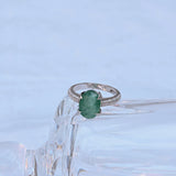 Anillo de compromiso de esmeralda verde semitransparente de 3,22 ct y 86 diamantes en oro blanco de 14K.