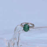 Bague de fiançailles émeraude verte semi-transparente de 3,22 ct et 86 diamants en or blanc 14K.