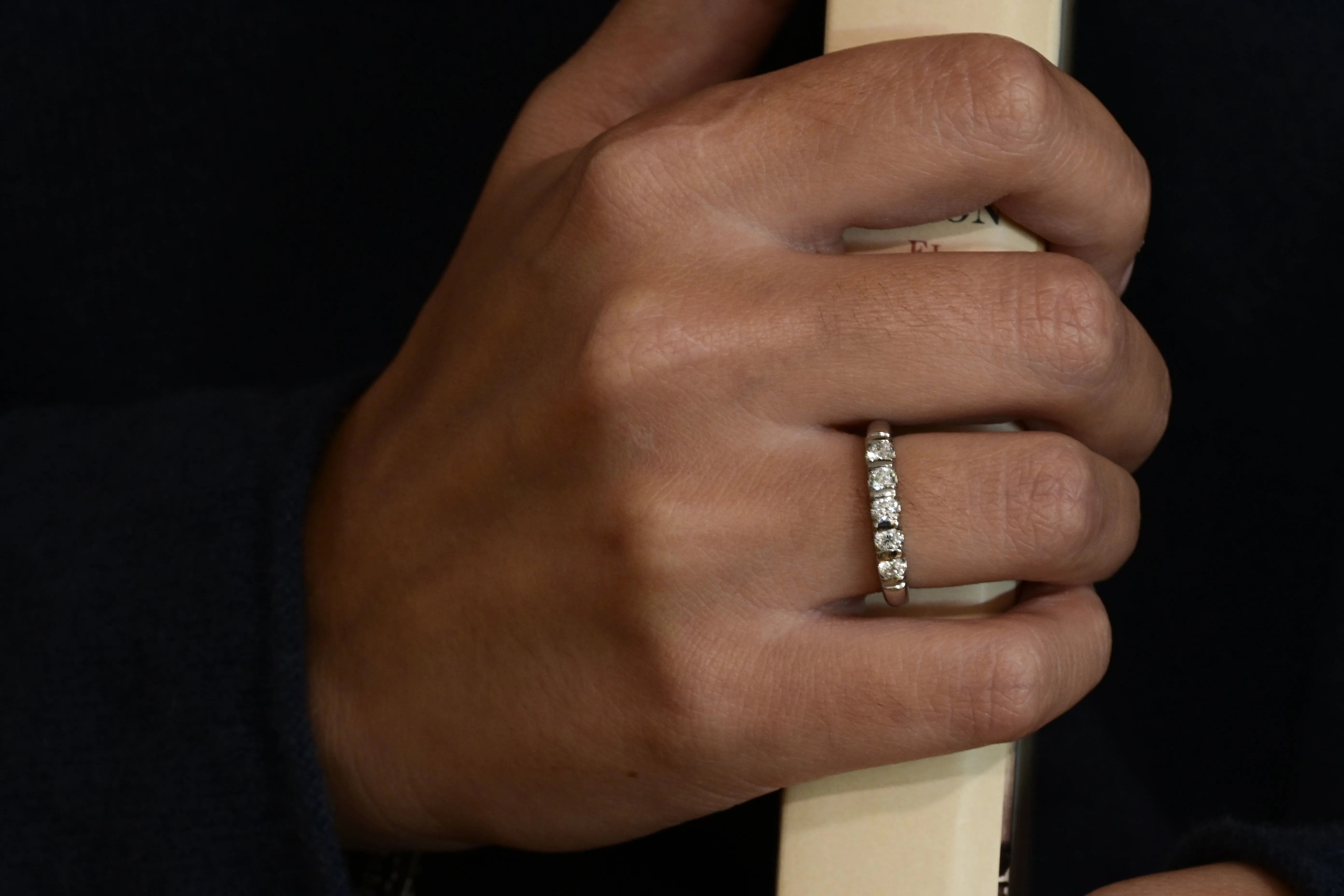 Eternity diamond ring in 18K white gold from the 1970s, featuring 5 diamonds totaling 0.50 ct.