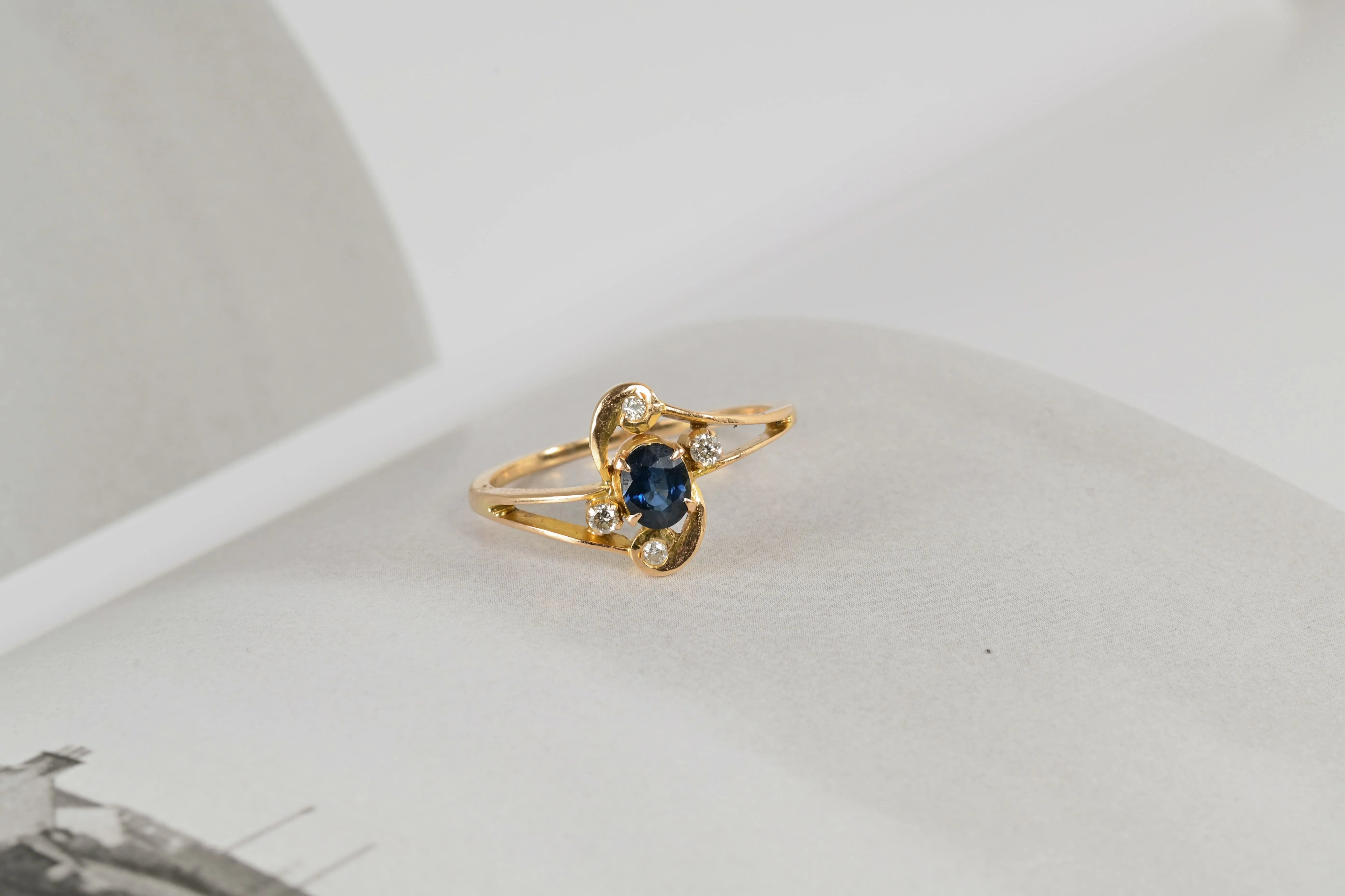 Vintage blue sapphire ring with diamonds in 14K yellow gold