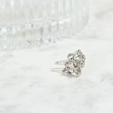 Boucles d'oreilles vintage en forme de fleur avec diamants taille brillant en or blanc 18K.