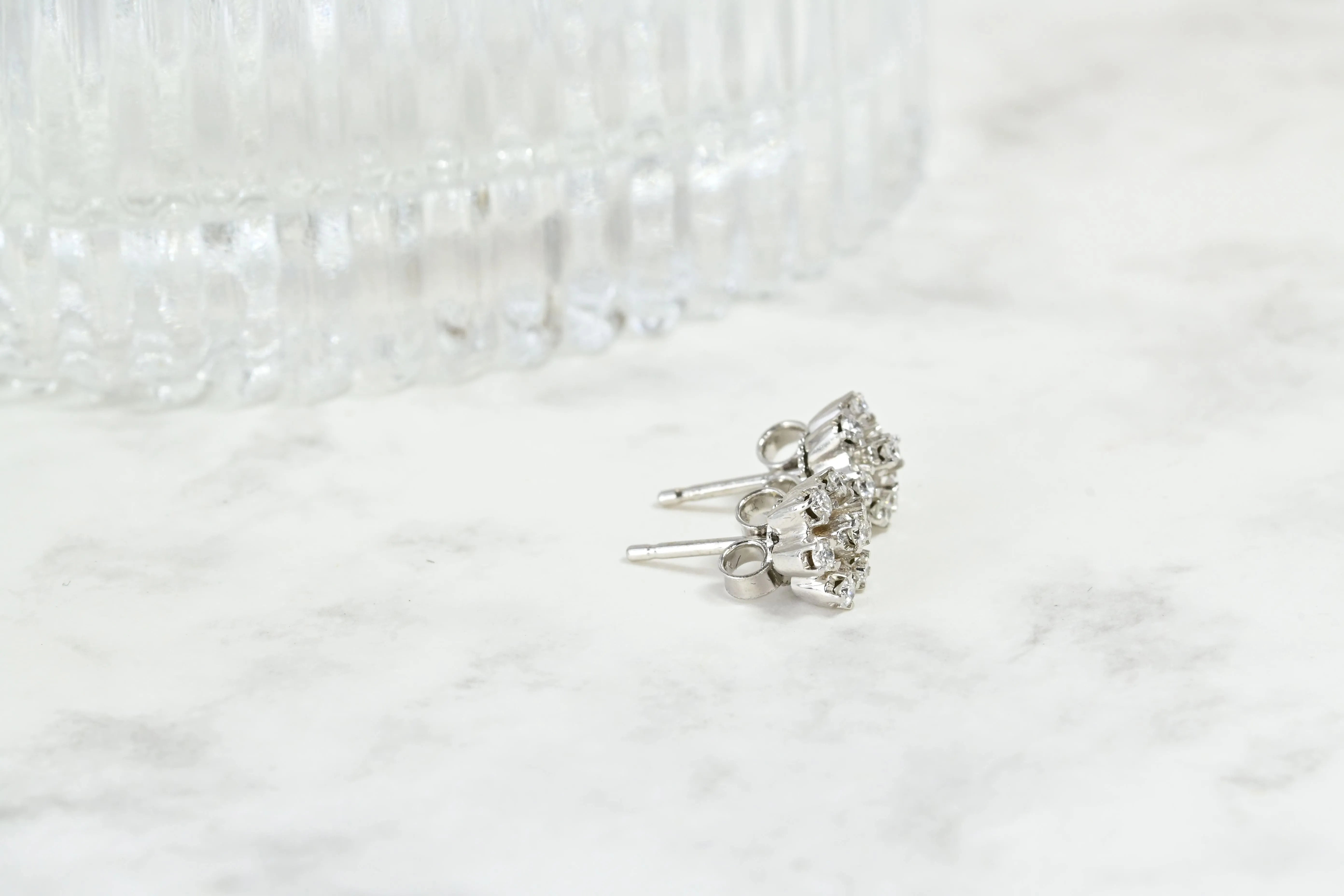 Boucles d'oreilles vintage en forme de fleur avec diamants taille brillant en or blanc 18K.