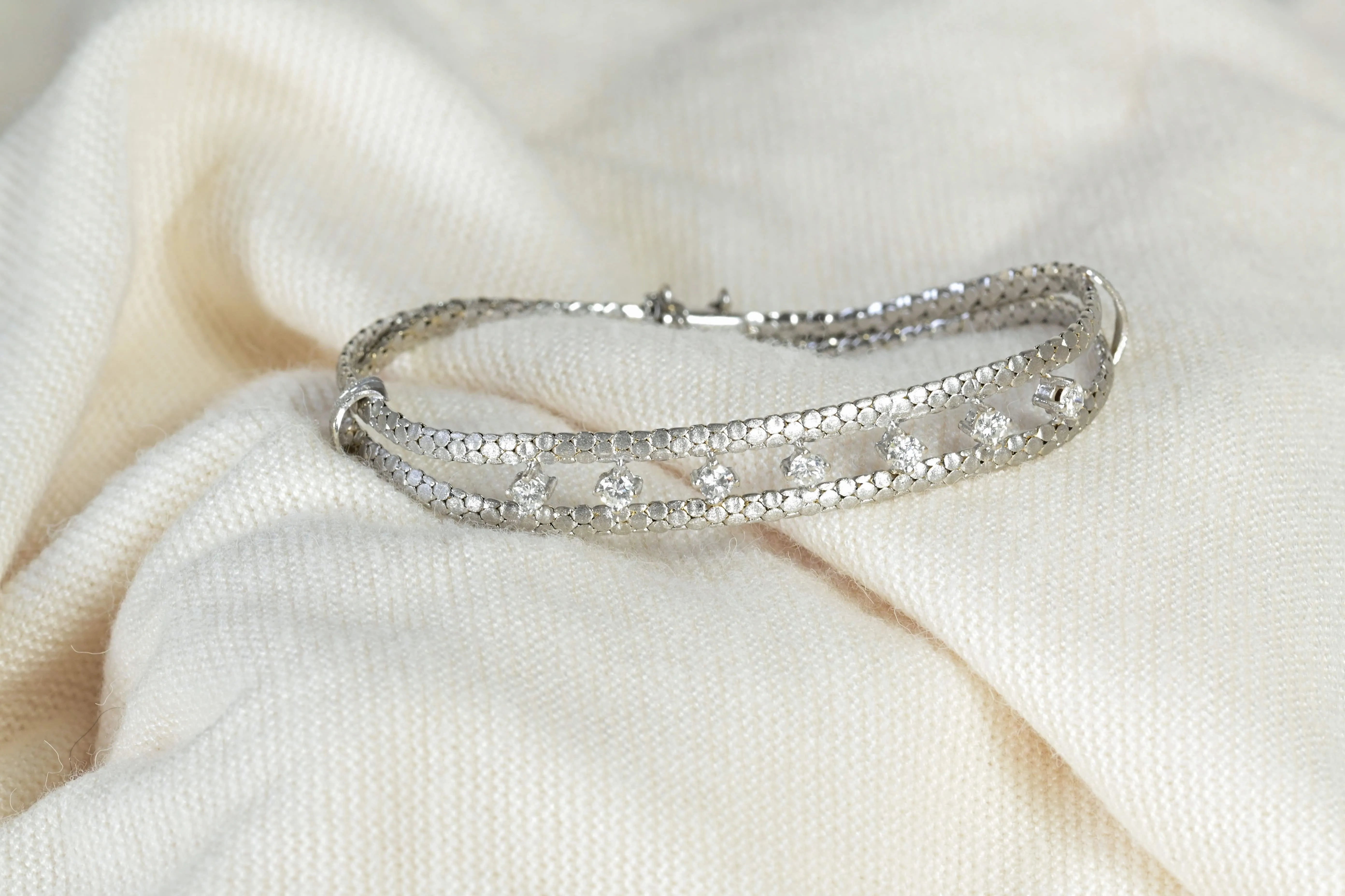 Pulsera de diamantes en oro blanco de 18k con 7 diamantes cortados redondos (0,84 ct) y acabado satinado.