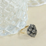 Prstan v elizabetinskem slogu s cvetličnim vzorcem in 9 diamanti.