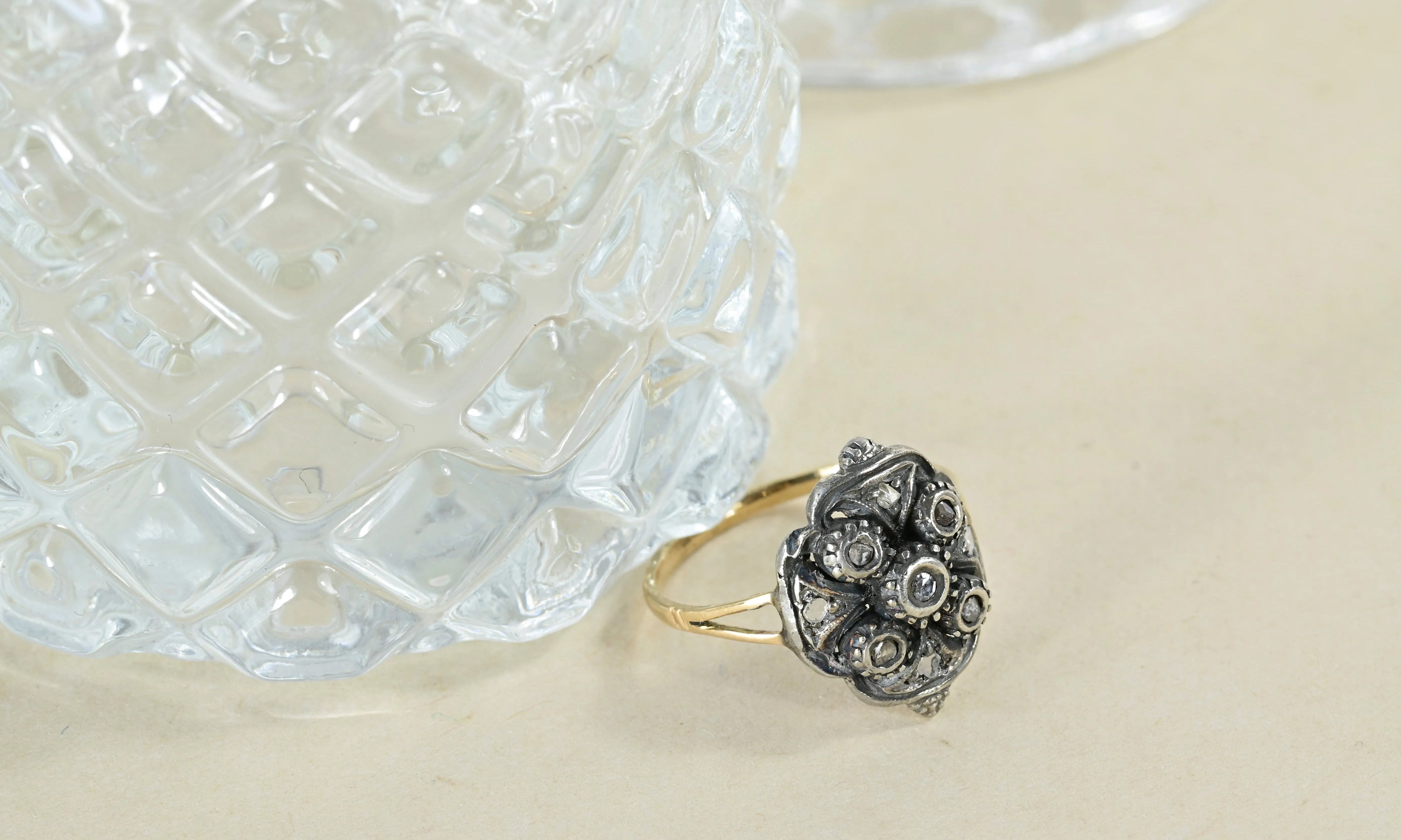 Elizabethan Flower Ring with 9 Diamonds in 18K Yellow Gold