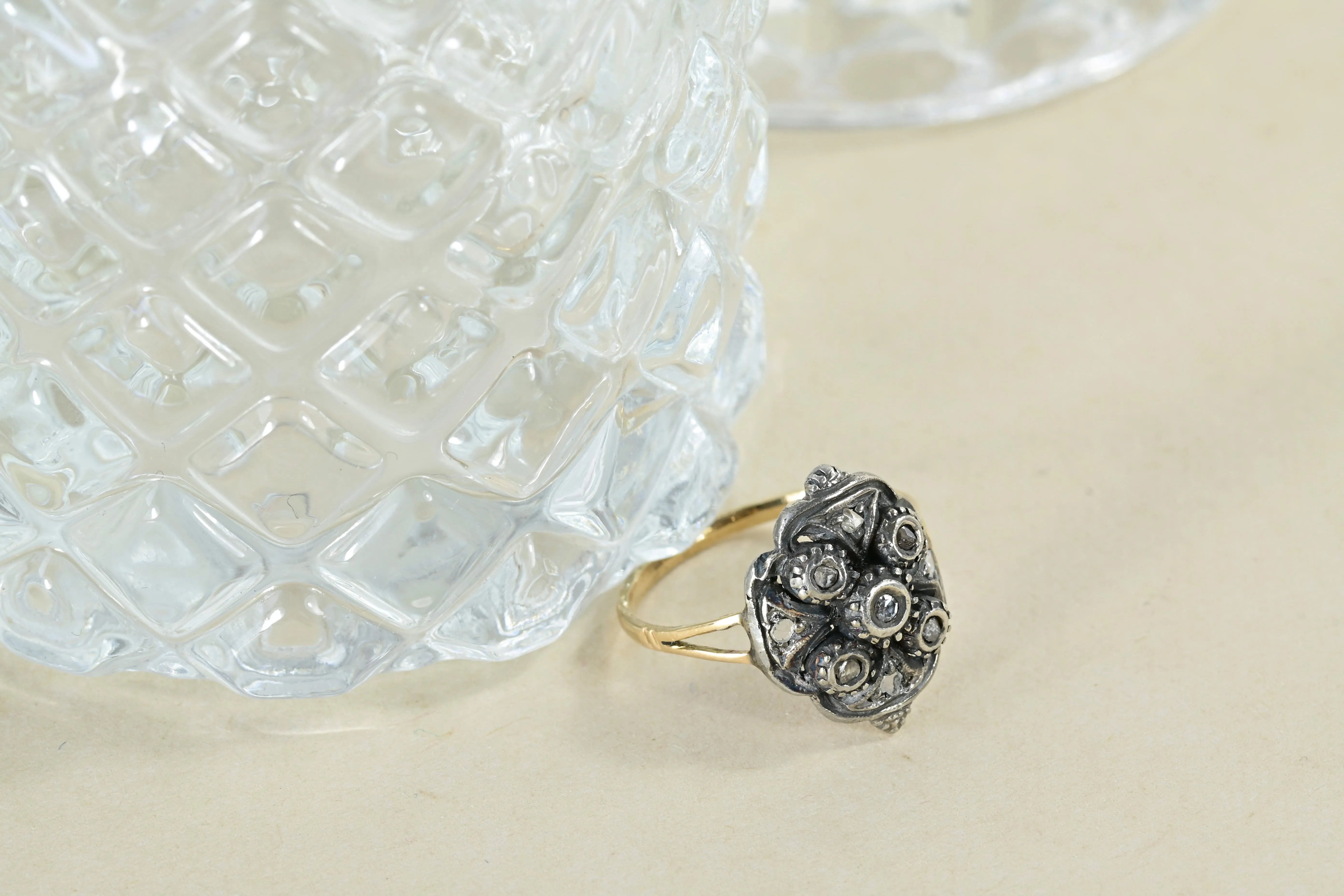 Elizabethan Flower Ring with 9 Diamonds in 18K Yellow Gold