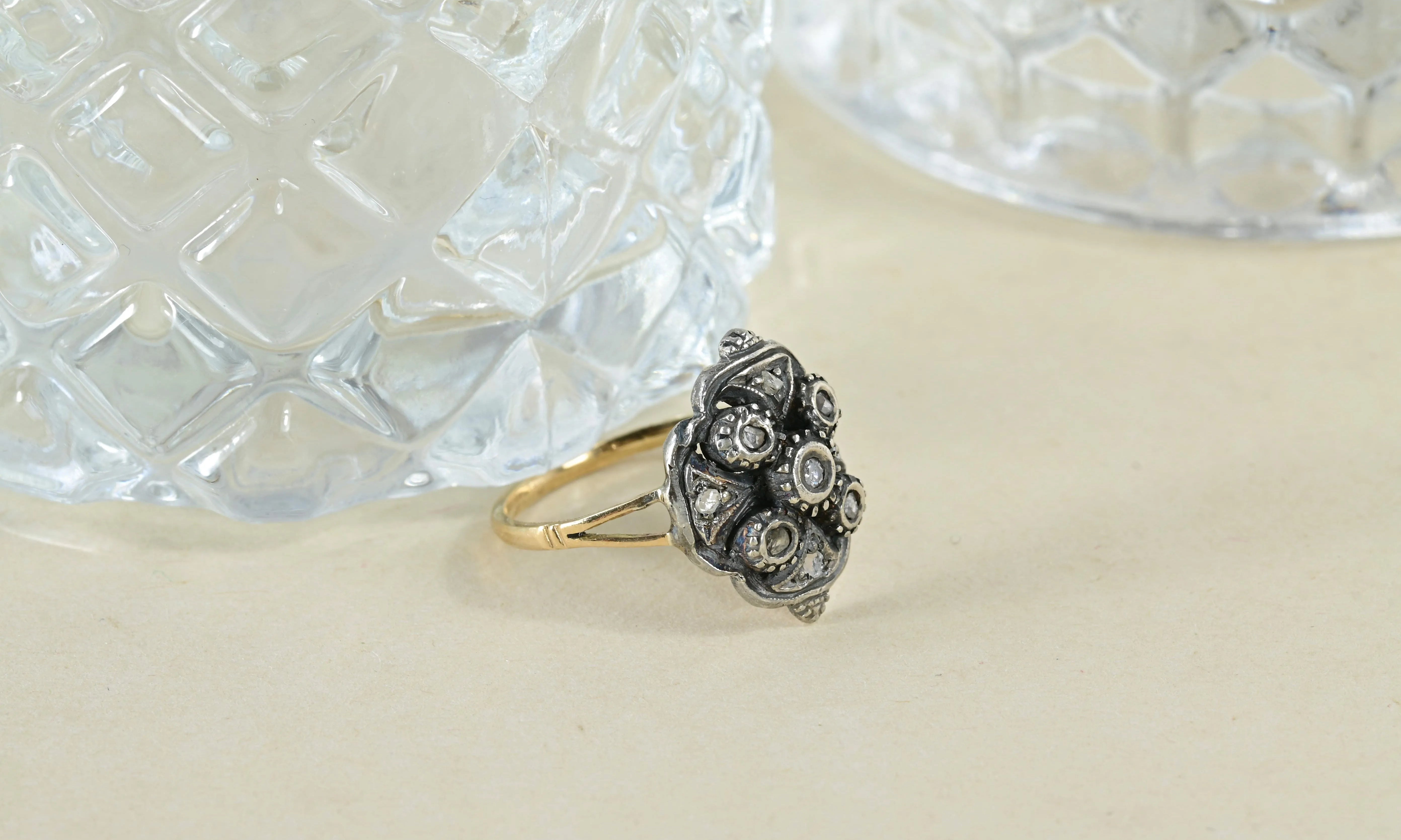 Bague Elizabethaine avec Fleurs et 9 Diamants en Or Jaune 18K