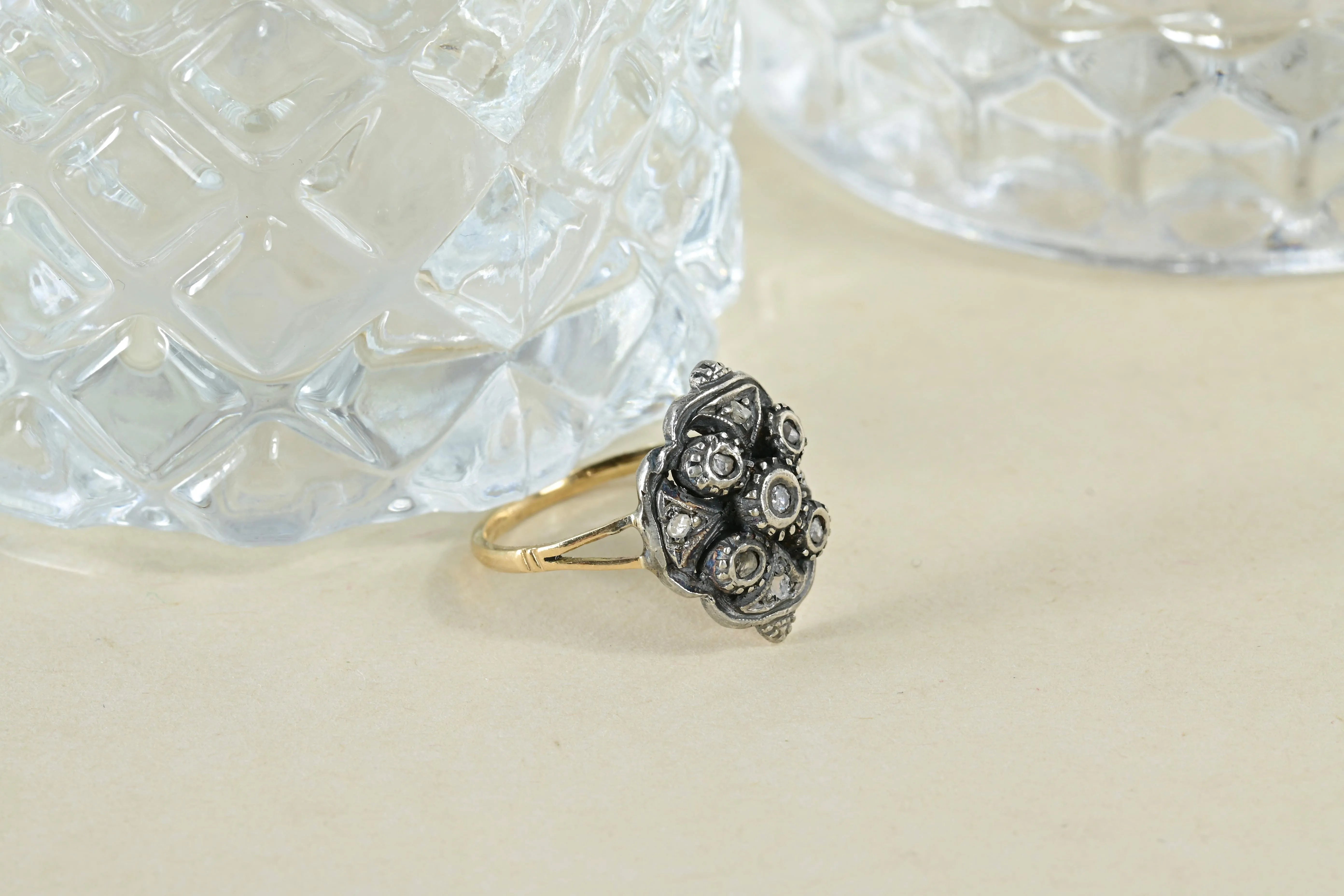 Bague Elizabethaine avec Fleurs et 9 Diamants en Or Jaune 18K