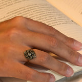 Prstan v elizabetinskem slogu s cvetličnim vzorcem in 9 diamanti.